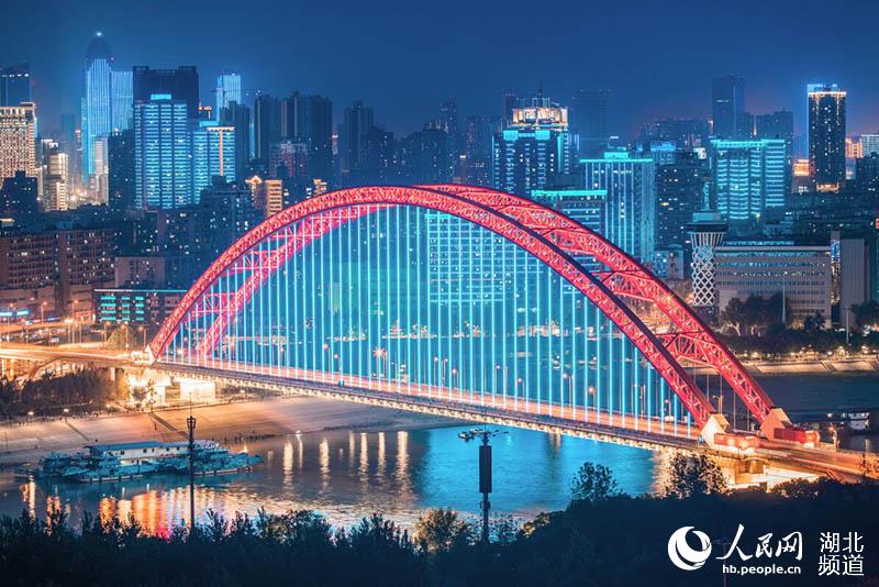 震撼！LED幕墻燈光技術(shù)助力70周年大型燈光秀，告白祖國！