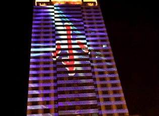 洪海展示機甲LED玻璃幕墻屏在樓體亮化工程中有何優勢？