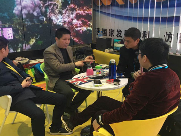 總工程師史洪海在展會現(xiàn)場和客戶洽談 總工程師史洪海在展會現(xiàn)場和客戶洽談